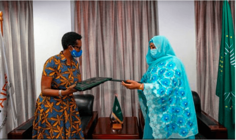 Winnie Byanyima, Directrice exécutive de l’ONUSIDA, et Amira Elfadil Mohammed Elfadil, Commissaire de l’Union africaine à la santé, aux affaires humanitaires et au développem