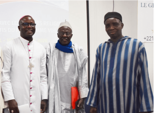 imam Ousmane Guéye au centre en compagnie de responsables de l'ANREMS